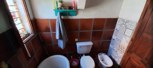 baño pequeño con aseo y ventana en EL Galpón en Carmen de Patagones
