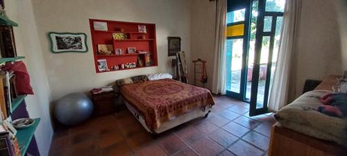 1 dormitorio con 1 cama en una habitación con ventana en EL Galpón en Carmen de Patagones