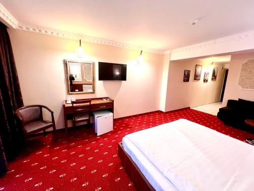 Pokój hotelowy z łóżkiem i biurkiem w obiekcie Complex Azar w mieście Gałacz