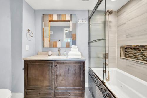 A bathroom at Shores of Panama 804