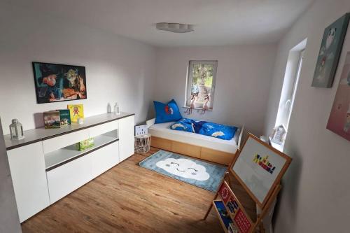 a small bedroom with a bed and a desk at FeWo im Lehm-Fachwerkhaus Erfurt mit 3 einzelnen Schlafzimmern je mit TV in Erfurt