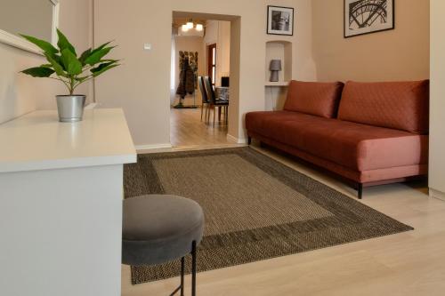 a living room with a couch and a table at Demetrovics Udvarház in Eger