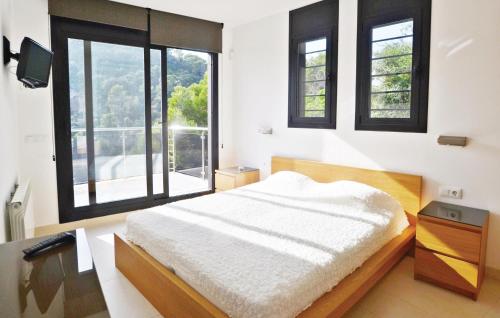 Ένα ή περισσότερα κρεβάτια σε δωμάτιο στο Nice Home In Santa Susanna With House Sea View