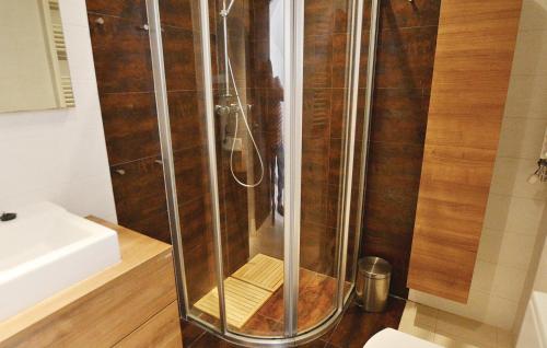 サンタ・スサナにあるNice Home In Santa Susanna With House Sea Viewのバスルーム(ガラス張りのシャワー付)が備わります。