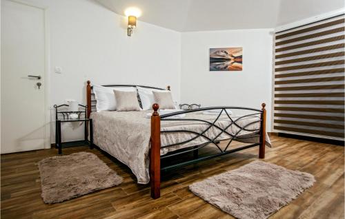um quarto com uma cama e 2 tapetes em Nice Home In Donji Prolozac With Wifi em Donji Proložac