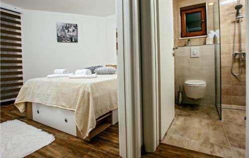 um quarto com uma cama, um chuveiro e um WC em Nice Home In Donji Prolozac With Wifi em Donji Proložac