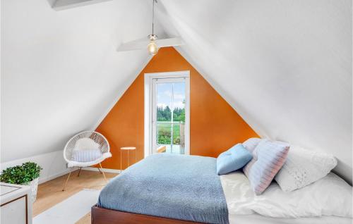 1 dormitorio con 1 cama con pared de color naranja en Gorgeous Home In Thisted With House A Panoramic View, en Thisted