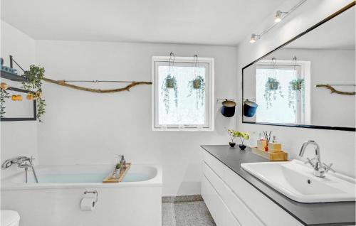 y baño blanco con lavabo y bañera. en Gorgeous Home In Thisted With House A Panoramic View, en Thisted