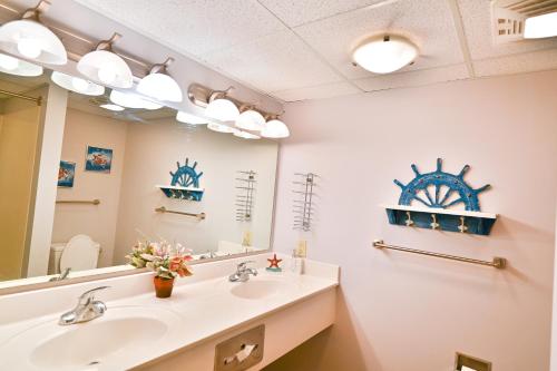 baño con lavabo y espejo grande en Pristine Condo Glorious Ocean View HS 11th Floor en Myrtle Beach