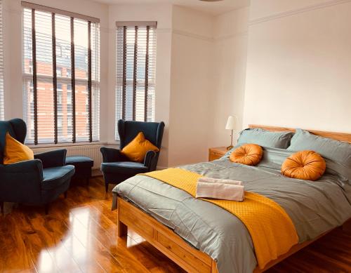 普里茅斯的住宿－Modern Luxury 3 bed house，一间卧室配有一张带两个南瓜的床。