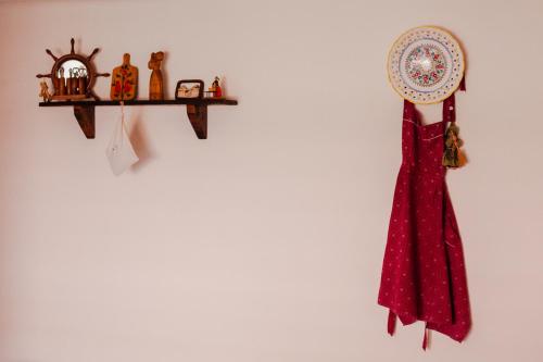 a shelf with a hat and a dress hanging on a wall at Gazdov dvor in Vavrišovo