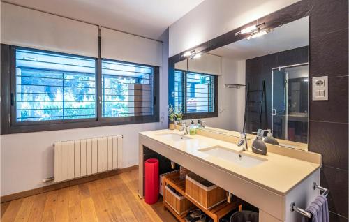 ein Badezimmer mit zwei Waschbecken und einem großen Spiegel in der Unterkunft 4 Bedroom Awesome Home In Cabrils in Cabrils