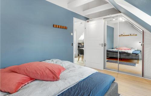 Postel nebo postele na pokoji v ubytování 2 Bedroom Cozy Apartment In Svaneke