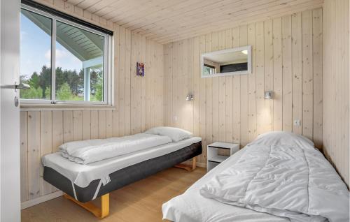 FjellerupにあるBeautiful Home In Glesborg With 9 Bedrooms, Sauna And Indoor Swimming Poolの窓付きの部屋 ベッド2台