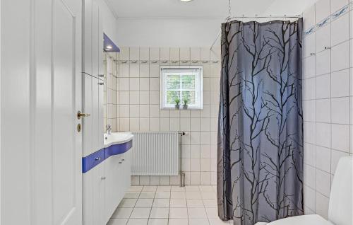 Koupelna v ubytování Nice Home In Humble With House Sea View