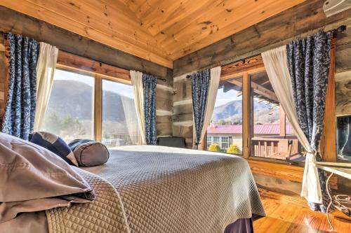 Tempat tidur dalam kamar di The Cabin at Marys Place with Deck and Mtn Views!
