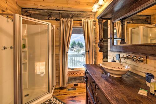 y baño con lavabo y ducha acristalada. en The Cabin at Marys Place with Deck and Mtn Views! en Maggie Valley