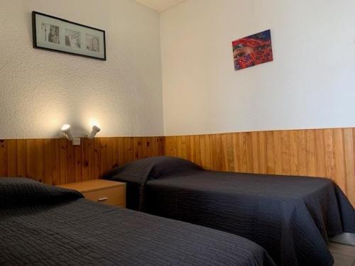 - une chambre avec 2 lits dans une chambre d'hôtel dans l'établissement Charmant appart avec jardinet, terrasse, animaux admis - FR-1-503-31, à Balaruc-les-Bains