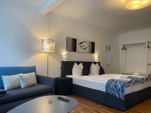 ein Hotelzimmer mit einem Bett und einem Sofa in der Unterkunft Hotel Rathaus in Wildemann