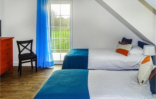 - une chambre avec 2 lits et une fenêtre dans l'établissement 6 Bedroom Lovely Home In Srokowo, à Srokowo