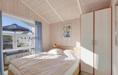 シェーンハーゲンにあるStrandblick 5のベッドルーム1室(ベッド1台付)、バルコニー(パラソル付)