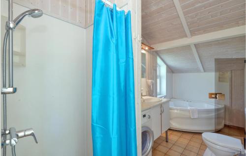 シェーンハーゲンにあるStrandblick 5のバスルーム(青いシャワーカーテン、トイレ付)
