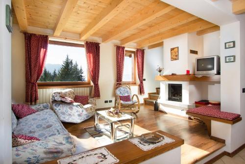 ein Wohnzimmer mit einem Sofa und einem Kamin in der Unterkunft Chalet Tremalzo in Ledro