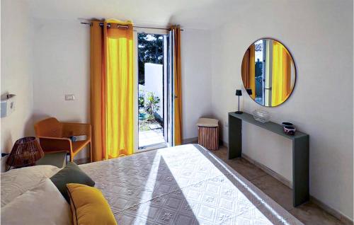 - une chambre avec un grand lit et un miroir dans l'établissement 1 Bedroom Stunning Home In Baia S, Anna Budoni, à Tanaunella
