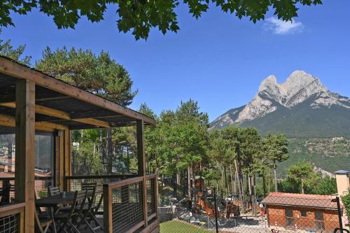 a house with a view of a mountain at Bungalows del Camping Pedraforca in Saldés