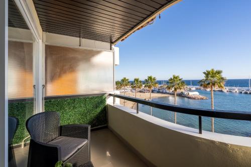 d'un balcon avec des chaises et une vue sur la plage. dans l'établissement Beachfront Studio with Stunning Sea Views, à Marbella
