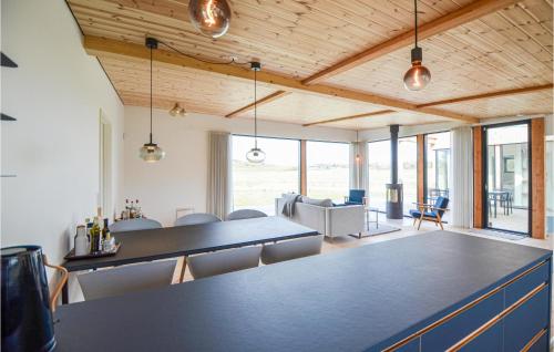 uma grande sala de jantar com mesa e cadeiras em Lovely Home In Ebeltoft With Wifi em Ebeltoft
