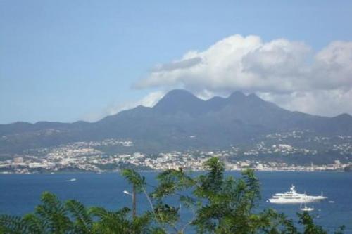 TROIS ILETS-GRAND STUDIO-VUE MER PARADISIAQUE-PISCINE -BIEN SITUE- WIFI GRATUITE- PRES de la Plage 3 minutes à pieds -DES Commerces et Restaurants
