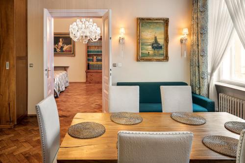 jadalnia ze stołem i krzesłami w obiekcie BHG Apartments Prague w Pradze