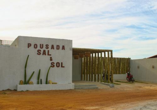 a building with a sign that reads pueblo sell and sell at Pousada Sal e Sol in São Miguel do Gostoso