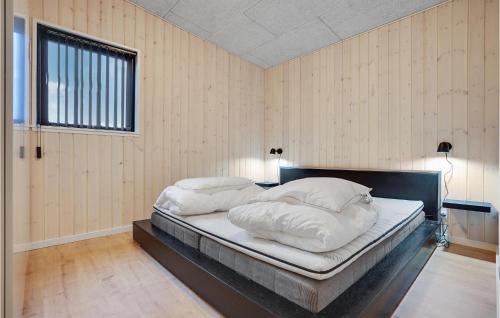 Postel nebo postele na pokoji v ubytování 5 Bedroom Nice Home In Glesborg