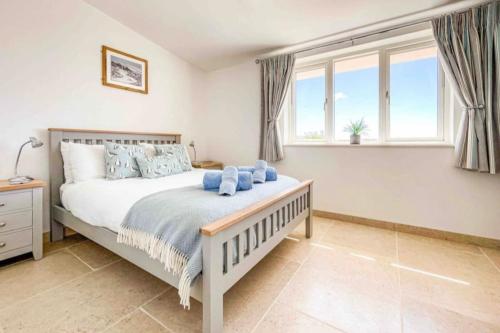 Tempat tidur dalam kamar di Luxury house with sea view Dorset, Inglaterra, Reino Unido