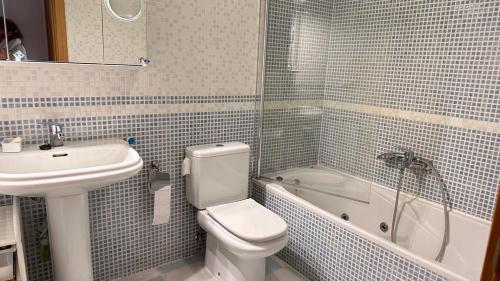 uma casa de banho com um WC, um lavatório e uma banheira em Apartamento La Bien Cercada em Zamora
