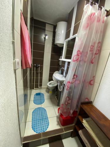 Ванная комната в Apartment Sarganska Osmica