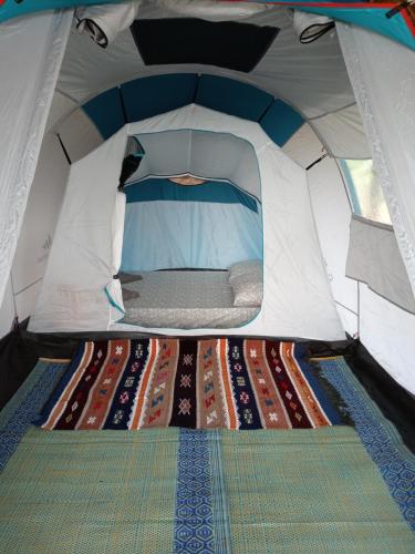 einen Innenblick auf ein kleines Zelt mit einem Teppich in der Unterkunft Glamping Lakeview Ouidah 