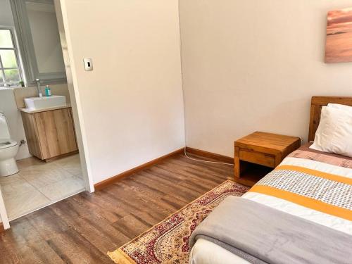 Кровать или кровати в номере WOODS GUEST HOUSE