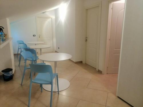 un grupo de mesas y sillas en una habitación en SOLELUNA, en Albenga