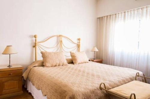 Un dormitorio con una cama grande y una ventana en Administracion Callao en Buenos Aires