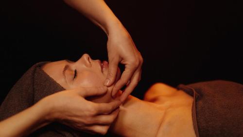 een vrouw met haar handen op haar gezicht bij Ukstiņa Holiday apartment in Liepāja