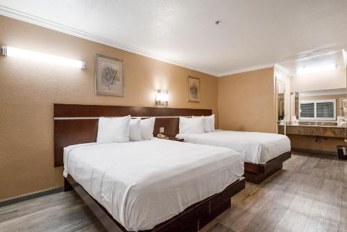 a hotel room with two beds and a window at Country Inn Sonora in Sonora