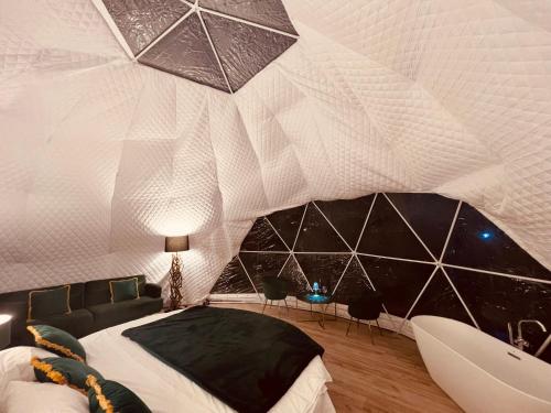 ein Schlafzimmer mit einem großen weißen Zelt mit einem Bett in der Unterkunft Bubble Glamping Sicily in Catania