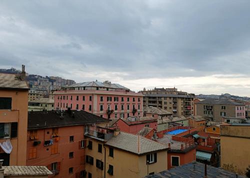 vista su una città con edifici di Casa di Matteo Ponterotto 34(zona brignole) a Genova