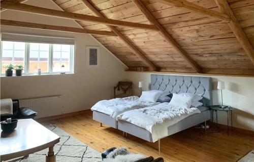 sypialnia z dużym łóżkiem i drewnianym sufitem w obiekcie 2 Bedroom Awesome Home In Vstervik w mieście Västervik