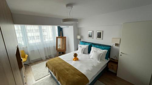 Un dormitorio con una cama con un osito de peluche. en Luxury Apart Dorobanți, en Bucarest