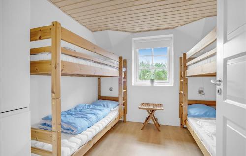 Palanda nebo palandy na pokoji v ubytování 7 Bedroom Awesome Home In Ulfborg