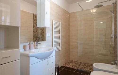 biała łazienka z umywalką i prysznicem w obiekcie Amazing Home In Labin With House A Panoramic View w mieście Labin